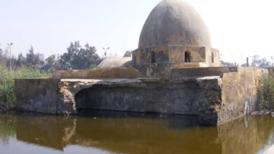 مشهد آل طباطبا محاطا بمياه عين الصيرة