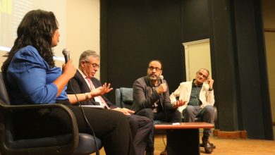 من اليمين إلى اليسار علاء خالد، عصام زكريا، عماد الدين حسين ومديرة الللقاء منى سلمان