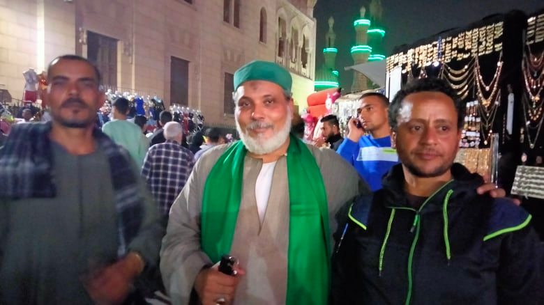 الشيخ علي المراغي وأبناء عمه من زوار مولد الإمام الحسين