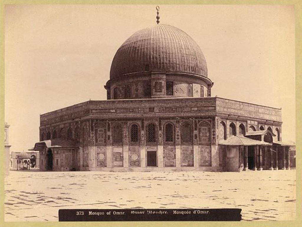 مسجد قبة الصخرة في القدس بين عام 1900 و 1910 وكان يُلقب بمسجد عمر 1