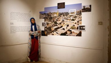 المصورة دعاء عادل خلال مشاركتها بمعرض نزع خلال مشاركتها بمعرض سرد ضمن فعاليات أسبوع القاهرة للصورة